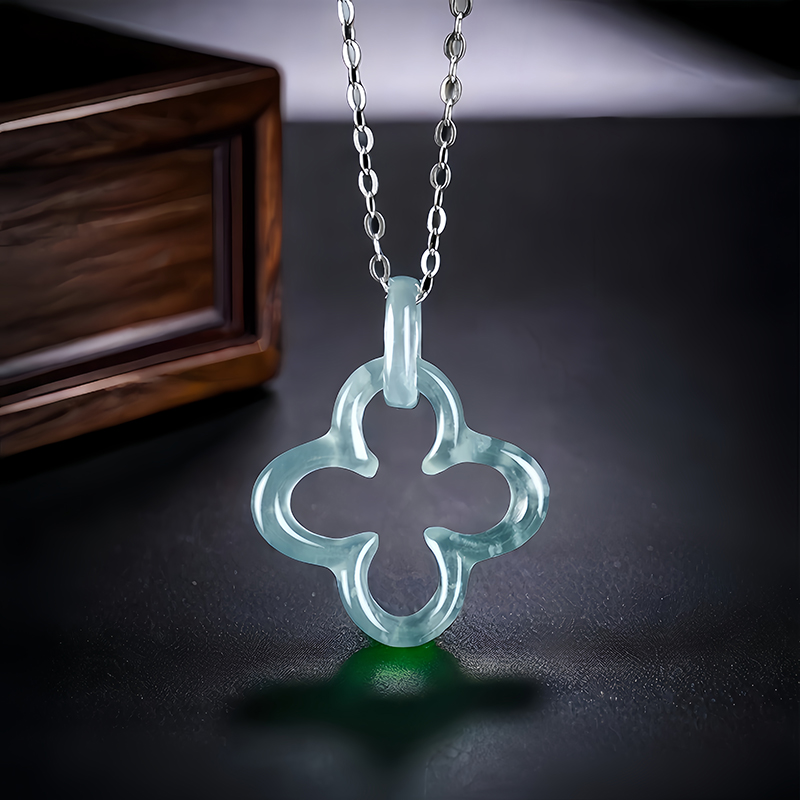 Necklaces - Collar con colgante de trébol de